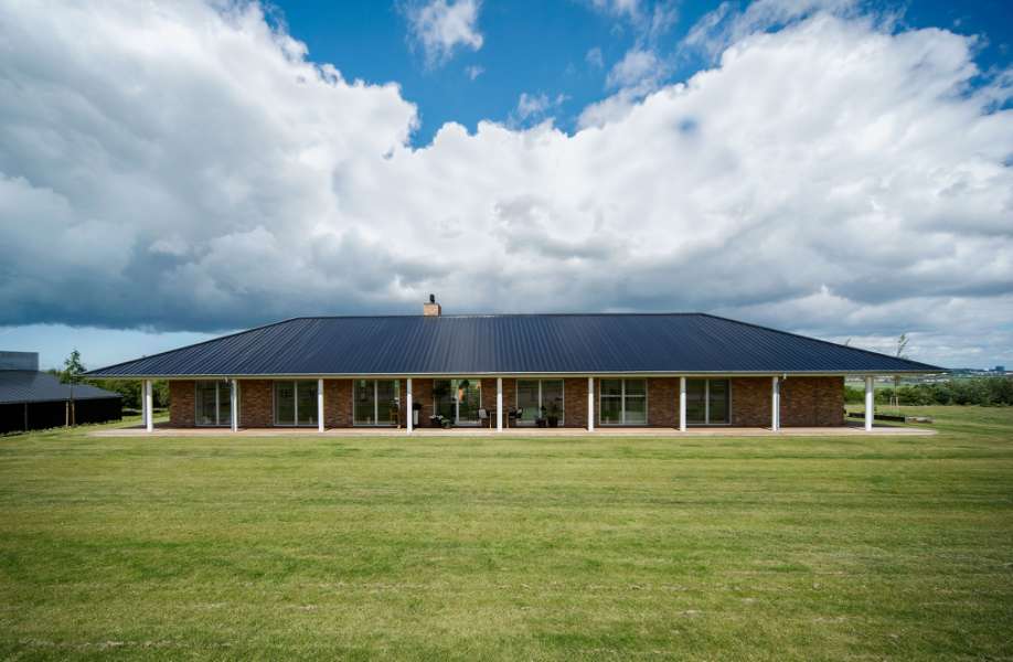 Elegant beklædning af tag og facade, Nibevej 225, Frejlev, Aalborg,